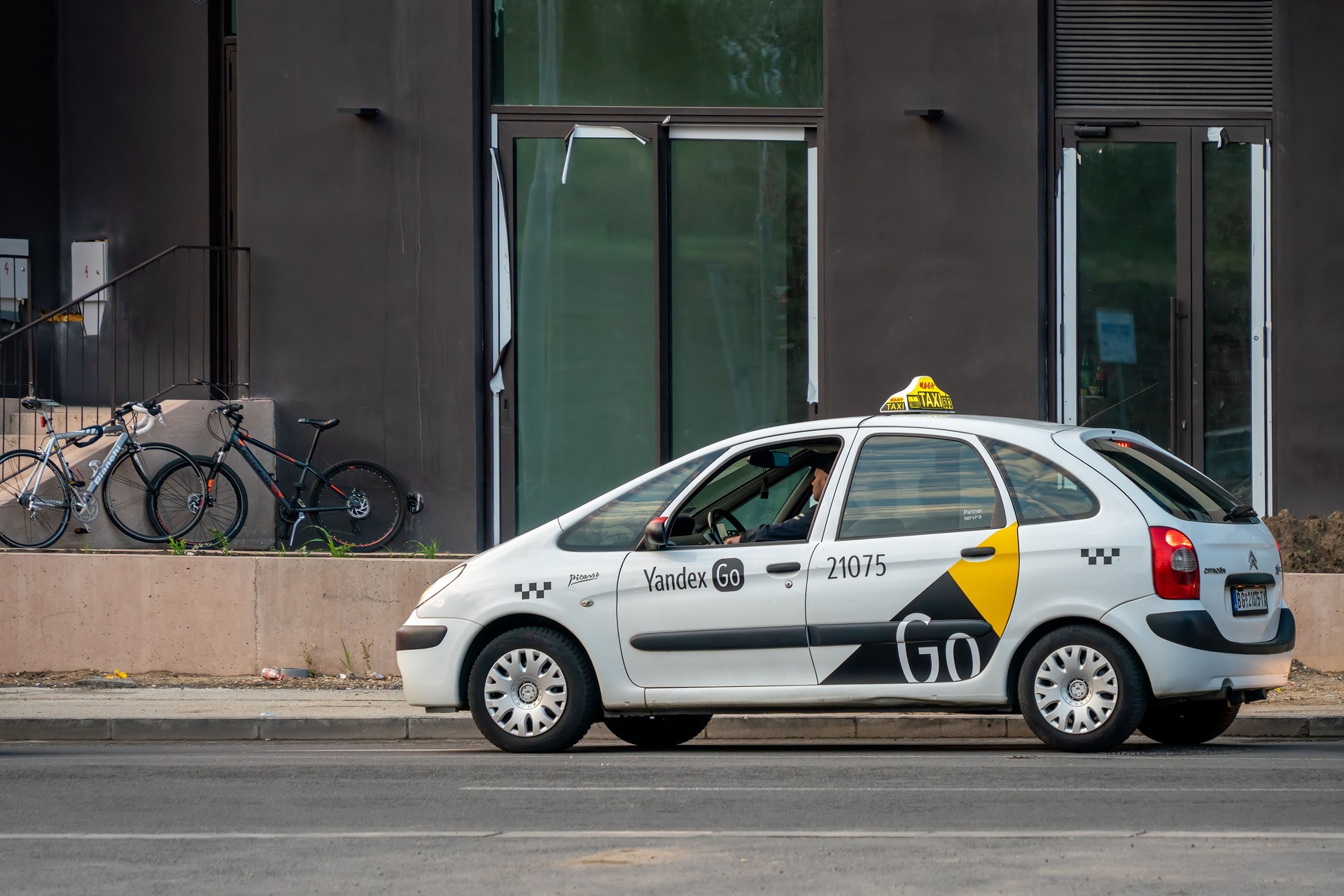 Russian's IT-giant's taxi service Yandex Go on the street of Belgrade, Serbia, 06.06.2023. Citroen Xsara Picasso.